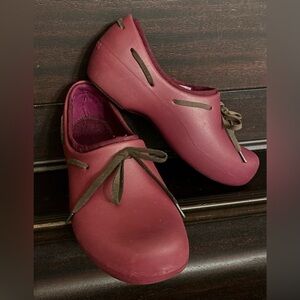 CROCS Burgundy Dutch Clogs w Leather Ties size Women’s 9